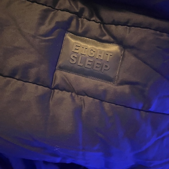 Sleep 8 hub 5 king blanket 2 air pillows and 2 covers - Picture 8 of 12